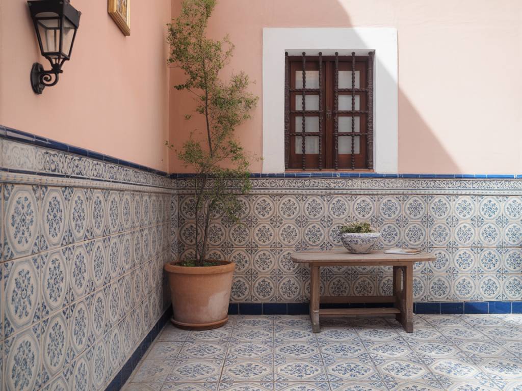 Ambiance andalouse avec les azulejos andalous en intérieur comme en extérieur