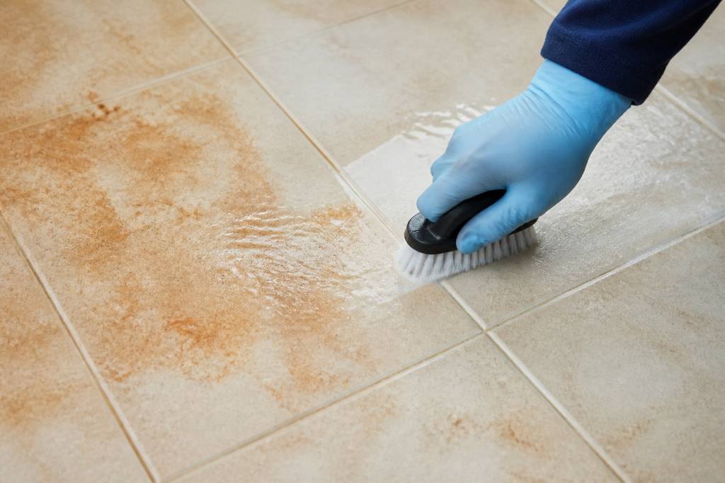 Enlever la rouille sur du carrelage : méthodes efficaces et précautions