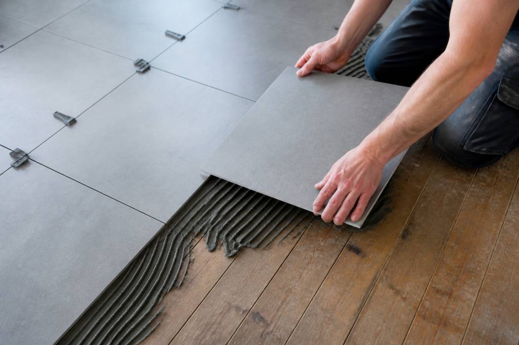 Peut on coller du carrelage sur du bois ?